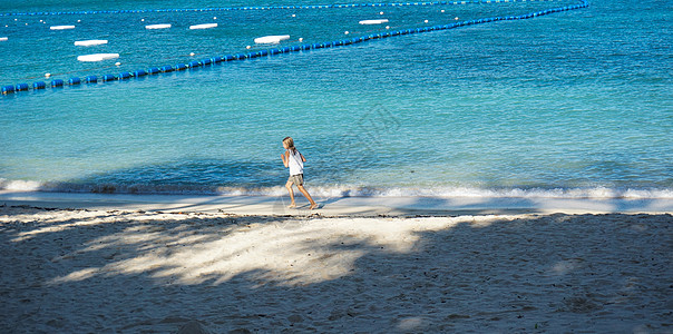 海边小女孩日本冲绳海背景