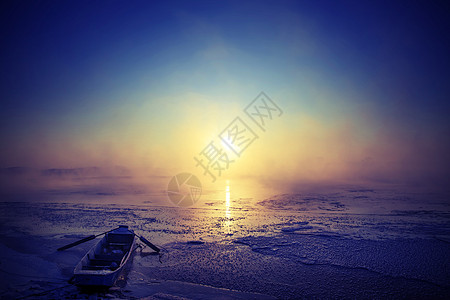 落日下冰封的湖面图片
