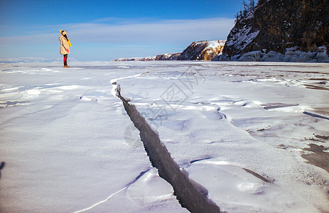 冬季结冰的湖面上壮观的冰裂背景图片
