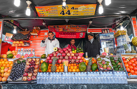 马拉喀什德吉玛广场水果摊上的男人图片