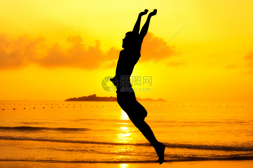 海滩跳跃的人图片