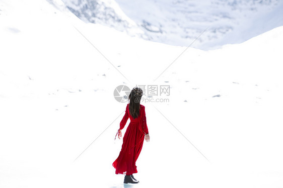 雪中的红衣女子图片素材_免费下载_jpg图片格式_vrf