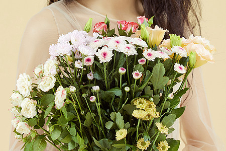 抱着花朵穿着毛衣的女子抱着鲜花背景