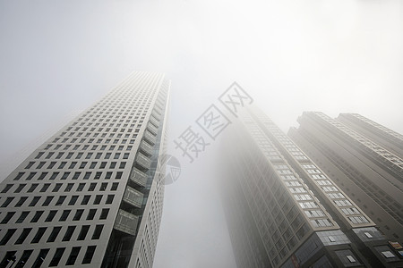 大雾下的商务楼背景图片