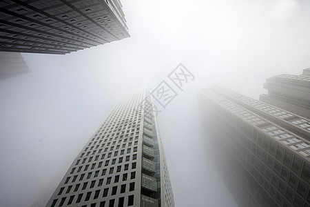 大雾下的商务楼图片