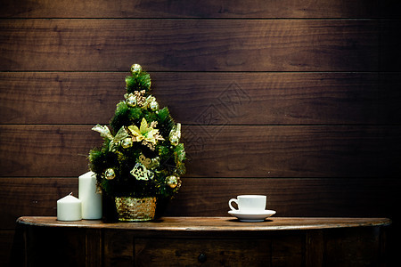 实木橱柜上的圣诞树图片