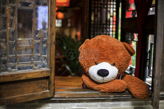 趴在窗口的小熊