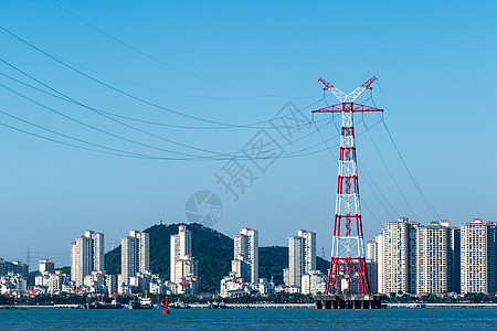 海边住宅高压线背景图片