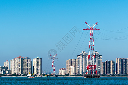 海边住宅高压线背景图片