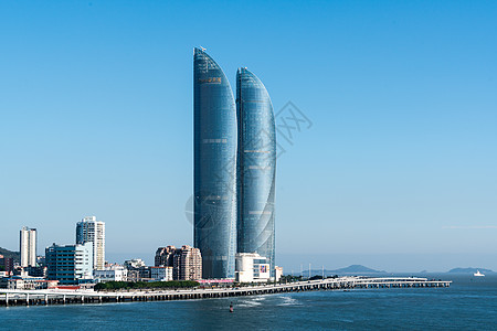 高楼人物厦门世茂海峡大厦背景