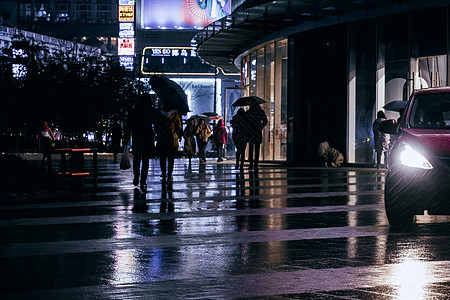 雨中打伞的路人背景图片