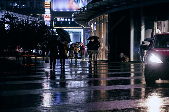 雨中打伞的路人图片