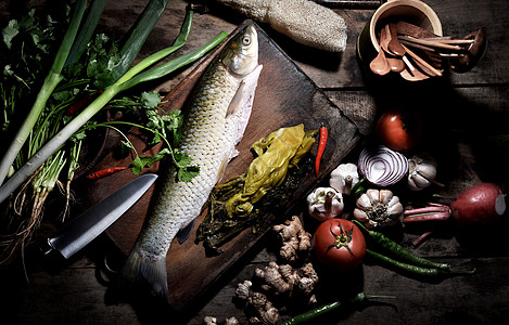 泡菜坛子一整条鱼和食材背景