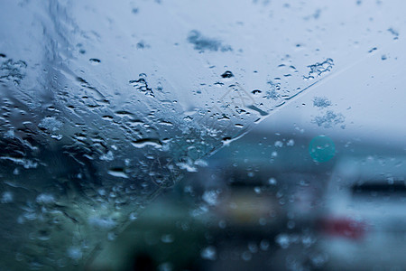 车窗上的雨滴背景图片