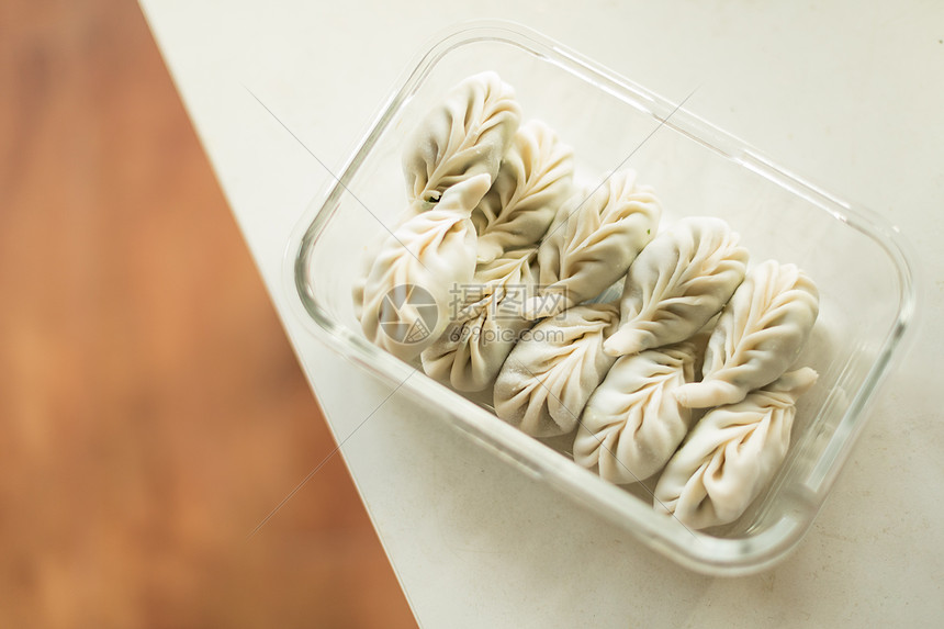 手工水饺包水饺特写图片