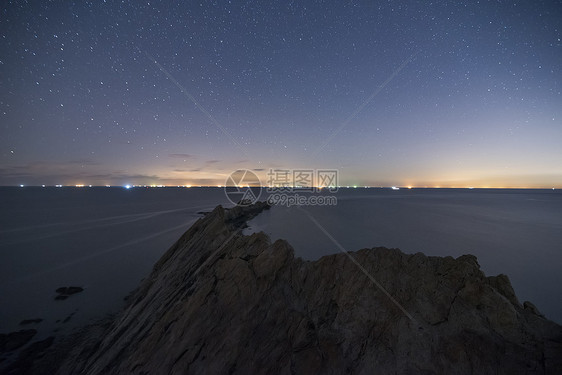 银河星空下的大海图片