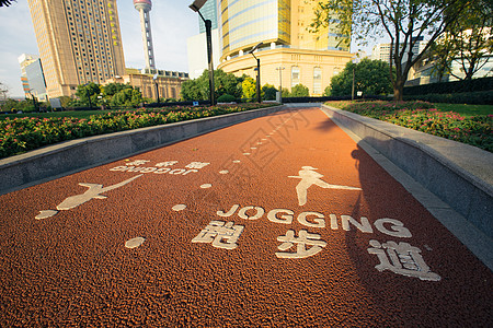 夕阳跑步运动夕阳下的公园跑步道背景