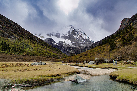 稻城亚丁雪山和湖泊图片