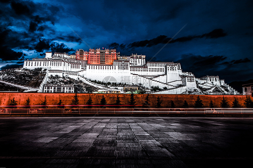 布达拉的夜景图片