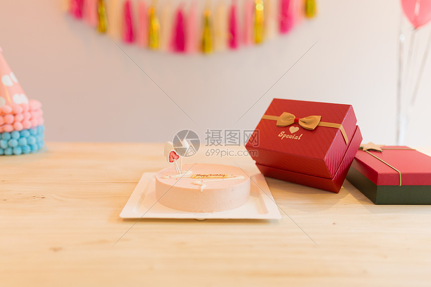 生日聚会礼物和蛋糕图片
