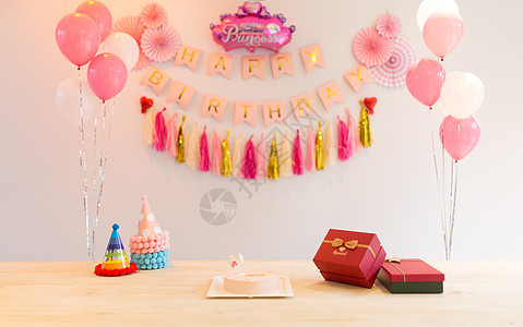 生日聚会礼物和蛋糕图片