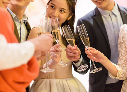 举杯,年轻男女聚会喝酒碰杯背景