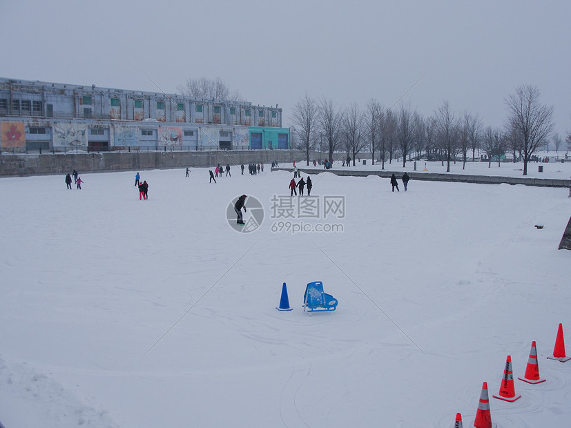 国外下雪滑冰的人们图片