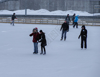 国外下雪滑冰的人们图片