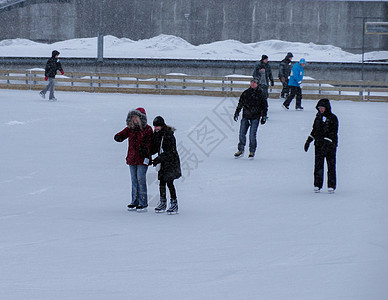 国外下雪滑冰的人们背景图片