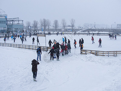 国外下雪滑冰的人们背景图片