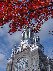 红色背景加拿大小镇的深秋红叶和教堂背景