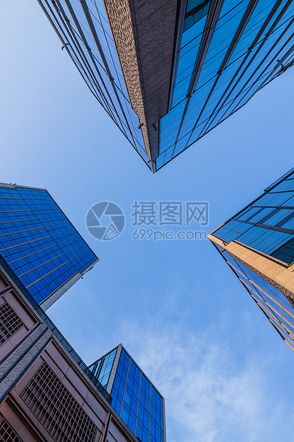 黄昏下的外滩金融中心建筑图片