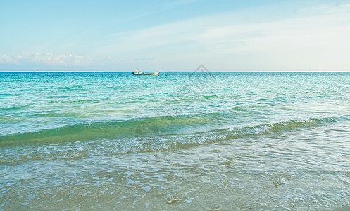 海上小船图片