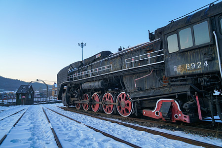雪地上的火车图片