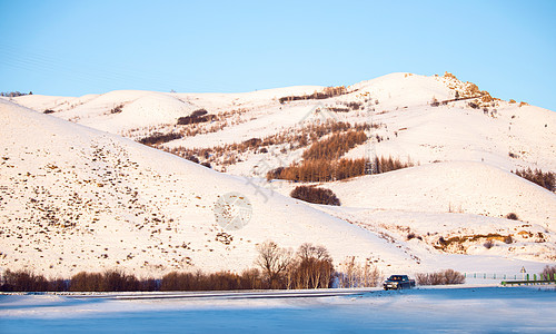 冬天内蒙阿尔山下行驶过的越野车图片