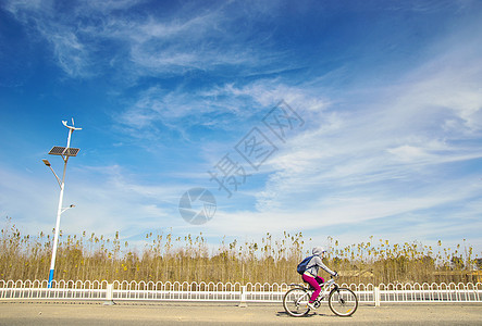 公路美女在公路上骑车的女孩背景