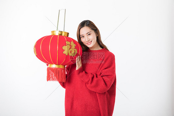 提着红灯笼的年轻女性图片