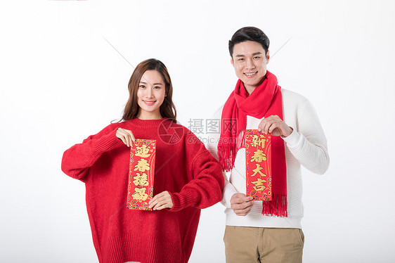 新年男女手拿春联展示图片