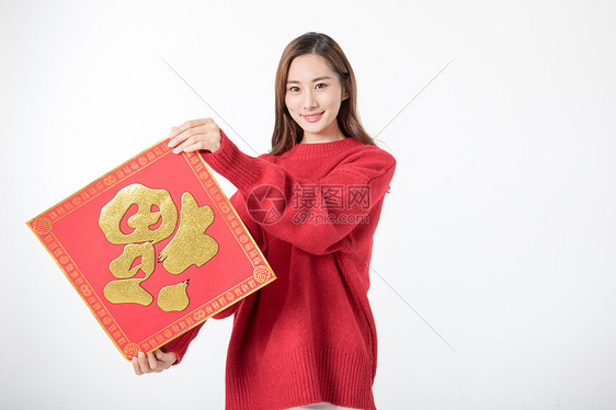 新年女性拿福字白底棚拍图片