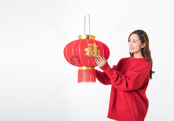 提着红灯笼的年轻女性图片