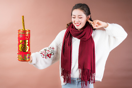 元宵佳节灯笼女性手拿鞭炮背景