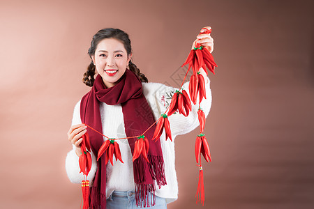 女性手拿新年装饰背景图片