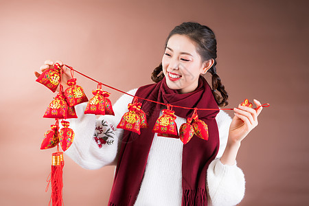 女性手拿新年装饰图片