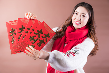 女性手拿红包背景图片