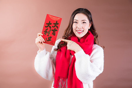 新春祝福视频拍摄女性手拿红包背景