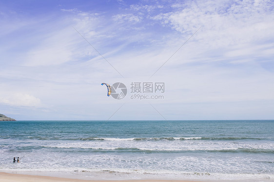 在蓝色海边练习滑翔伞的人图片