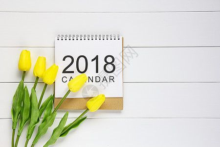 2018与黄色郁金香背景图片