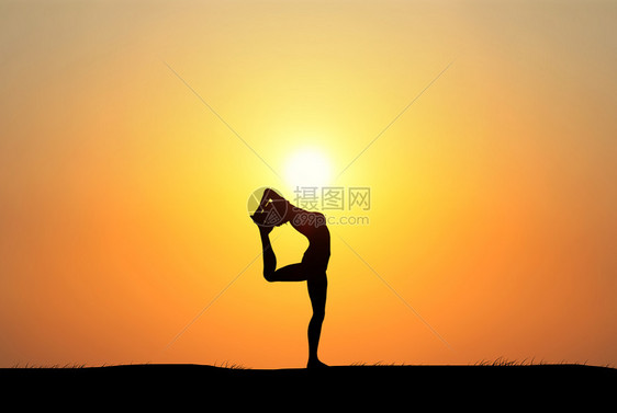 夕阳下瑜伽女士剪影图片