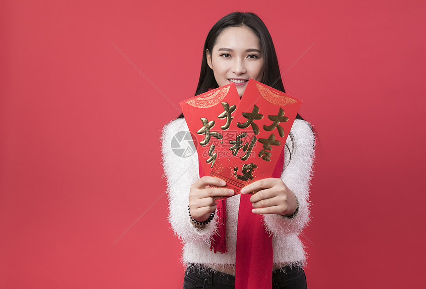 拿着红包的女性新年人像图片