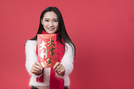 拿着红包的女性新年人像图片